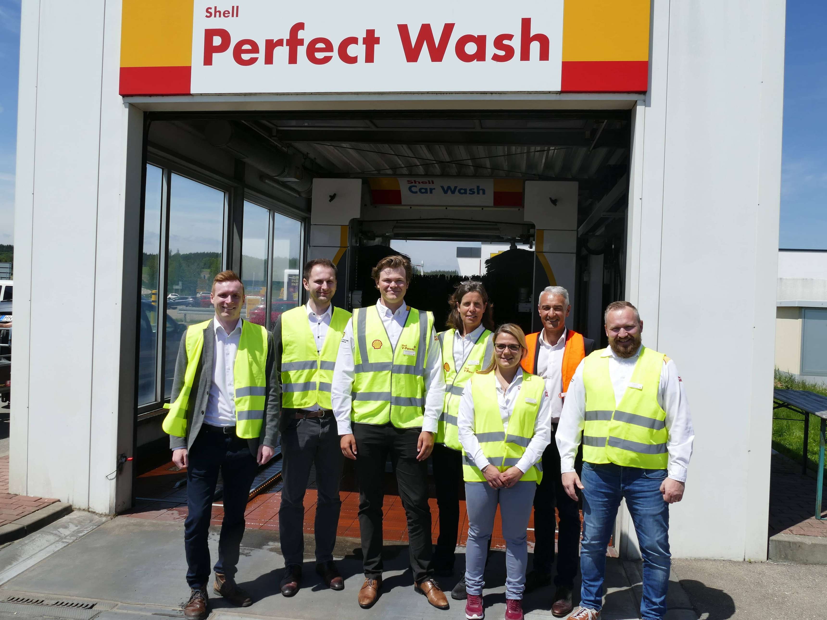 The glorious seven wash specialists: Christopher Wittmann, Simon Zettler (both from Christ), Florian Hassenpflug, Berit Köbe, Julia Ganser (all from Shell), Paolo Micciche (Christ) and tenant Andre Pilz (from left). © Picture Hans Rongisch