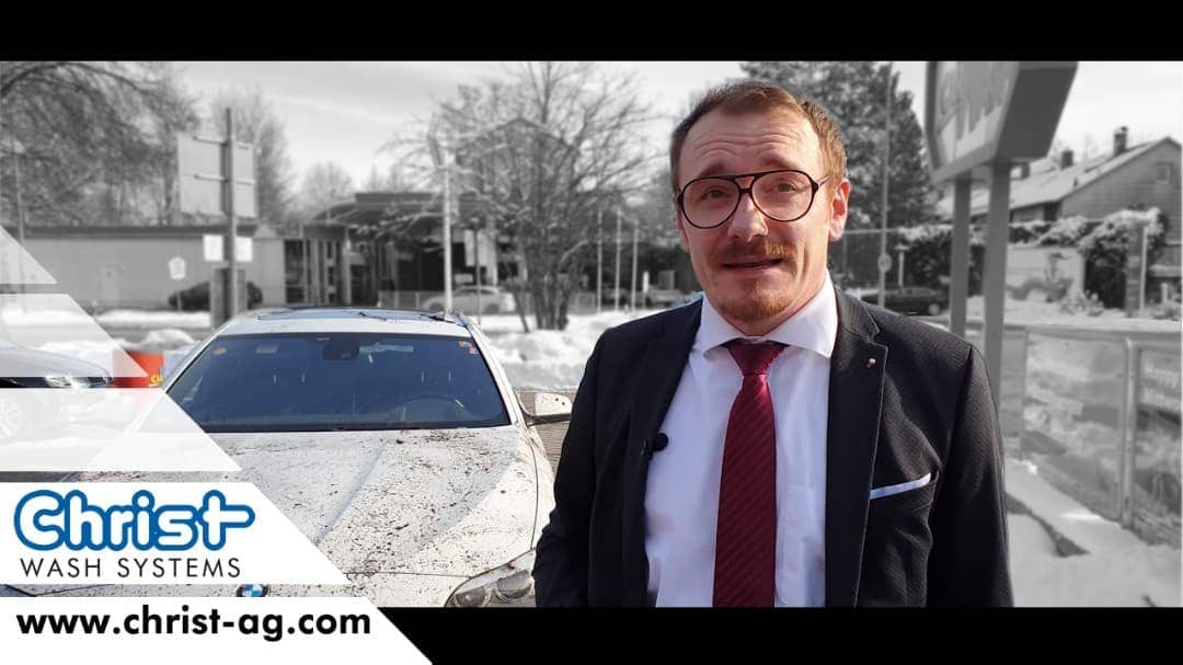 Preparation is everything - Ralf Streipert explains in this car wash video to what exactly attention has to be paid to and which problem zones have to be taken into account when washing cars.